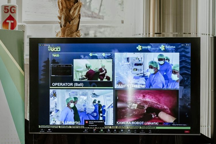 Kolaborasi Telkomsel dan Urological Association of Asia (UAA), dengan dukungan dari Kementerian Kesehatan RI dan Kementerian Komunikasi dan Informatika, berhasil menghadirkan solusi Robotic Telesurgery yang didukung 5G Telkomsel, membuka akses layanan kesehatan spesialis bedah jarak jauh bagi masyarakat di berbagai wilayah Indonesia.