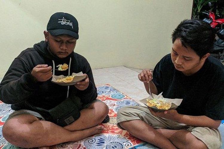 Pengunjung bersantap di Warung Nasi Goreng Bu Lasmiati, Pati, Jawa Tengah. 