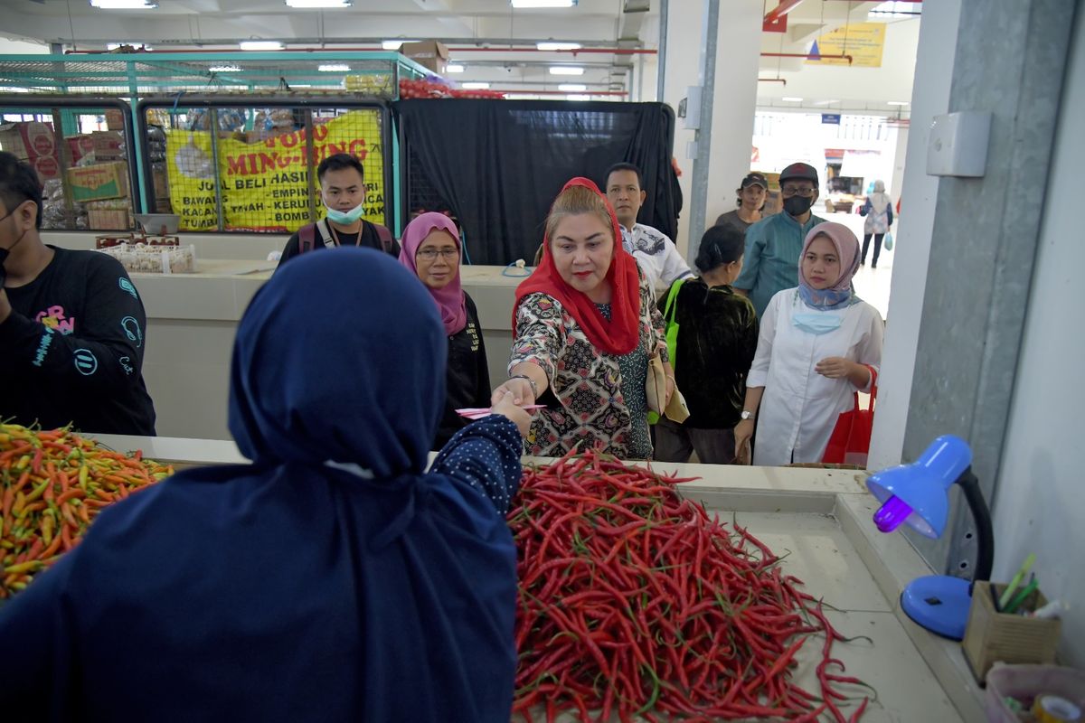 Wali Kota Semarang Hevearita Gunaryanti Rahayu saat mengunjungi Pasar Johar, Jumat (14/4/2023). 

