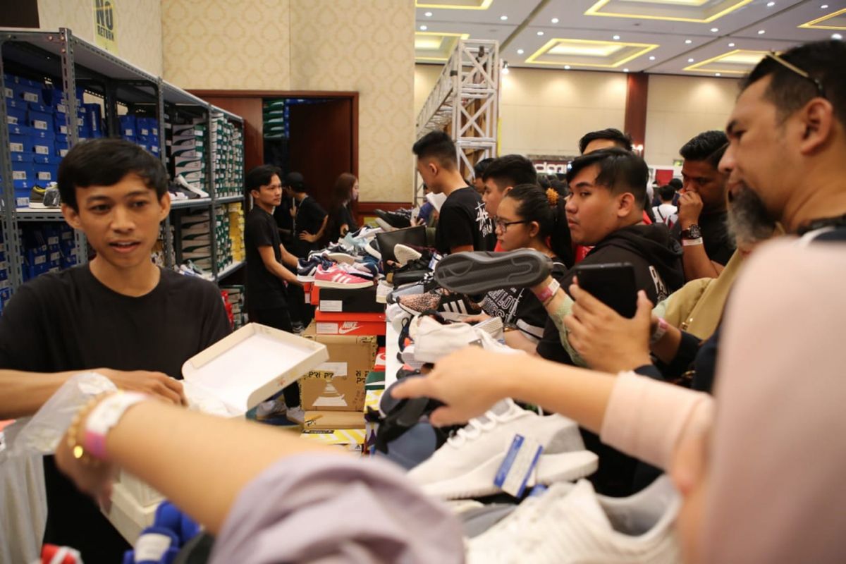 Penikmat sneaker berjejalan mencari sepatu yang sesuai di ajang Jakarta Sneaker Day 2019. Kamis (7/2/2019). Tak semua senaker dijual dengan harga melebihi harga ritel. Masih ada gerai steal deal yang menjual sepatu dengan harga diskon, dan menjadi spot yang paling banyak dipadati pengunjung. 