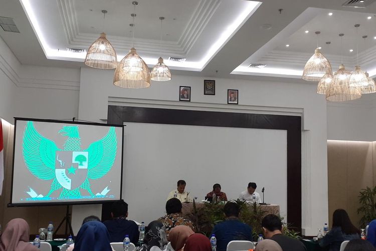 Direktur Jenderal Bea dan Cukai Heru Pambudi (tengah) saat memaparkan penerimaan bea dan cukai hingga 12 November 2019 di Labuan bajo, Nusa Tenggara Timur, Rabu (13/11/2019). 