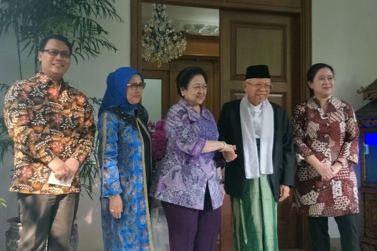 Ketua Umum PDI-P Megawati Soekarnoputri menyambut kedatangan cawapres nomor urut 01 Maruf Amin di rumahnya, Jalan Teuku Umar, Kamis (9/5/2019). 