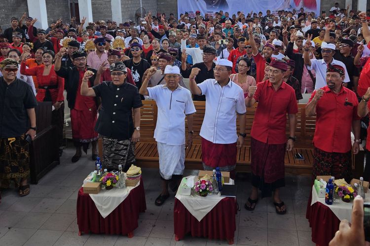 Pasangan calon (paslon) gubernur dan wakil gubernur Bali Wayan Koster-Nyoman Giri Prasta saat kampanye di Desa Banjarasem, Kecamatan Seririt, Kabupaten Buleleng, Provinsi Bali, Minggu (29/9/2024). 