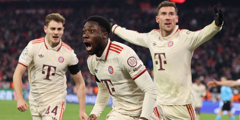 Bek Bayern Muenchen Alphonso Davies merayakan gol bersama Josip Stanisic dan Leon Goretzka setelah mencetak gol penyeimbang dalam laga play-off babak sistem gugur leg kedua Liga Champions UEFA antara FC Bayern dan Celtic pada 18 Februari 2025 di Munich. (Foto oleh Alexandra BEIER / AFP)