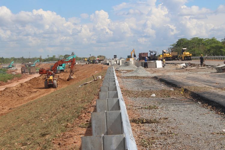 Proses pengerjaan tol Kayu Agung-Palembang masih terus berlangsung. Tol ini rencananya akan di fungsikan untuk arus mudik nanti. 