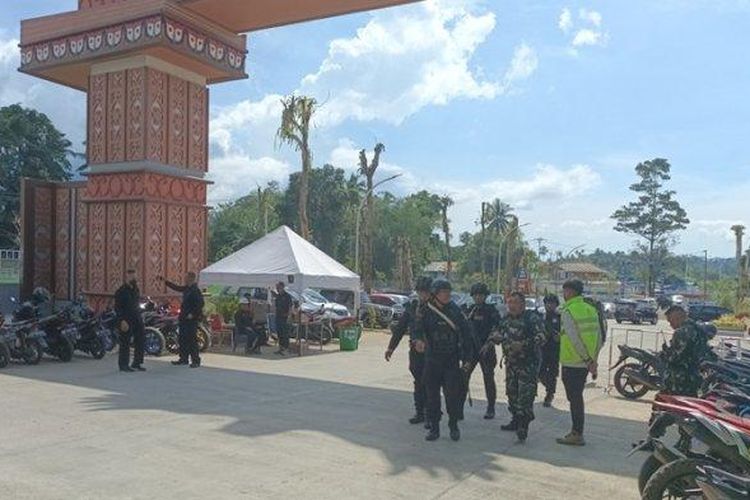 Anggota polisi bersenjata lengkap melakukan pengamanan di lokasi Bendungan Kuwil Kawangkoan, Rabu (18/1/2023)