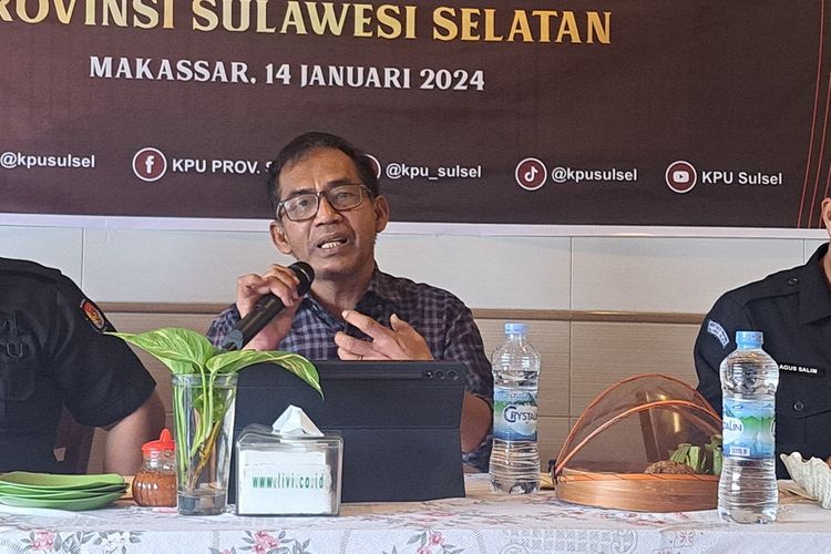 Koordinator Divisi Logistik Komisi Pemilihan Umum (KPU) Provinsi Sulawesi Selatan (Sulsel) Marzuki Kadir saat konferensi pers perkembangan logistik surat suara pemilu tahun 2024 Provinsi Sulsel di Makassar, (14/1/2023).