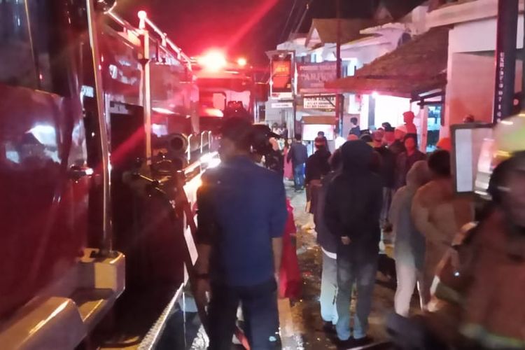 Warga dan pemadam kebakaran berupaya mematikan api di rumah Sri Utami warga Dusun Sleker Desa Kopeng Kecamatan Getasan Kabupaten Semarang.