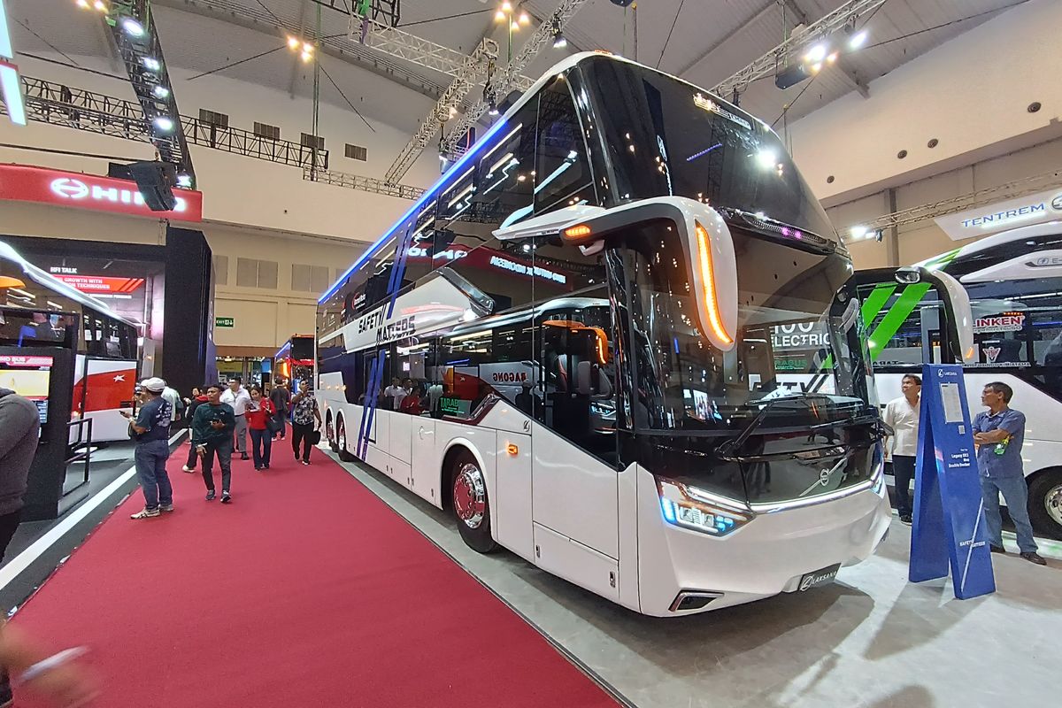 Bus baru Karoseri Laksana dengan bodi Legacy SR3 Neo Double Decker Suites Combi