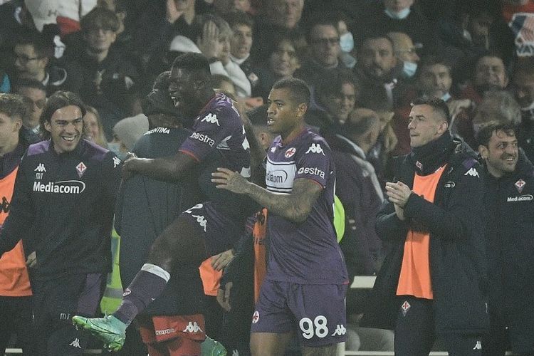 Gelandang Fiorentina, Ghanaina Alfred Duncan, merayakan dengan rekan satu timnya setelah mencetak gol ke gawang AC Milan di Stadion Artemio Franchi di Florence, Italia, pada 20 November, 2021.