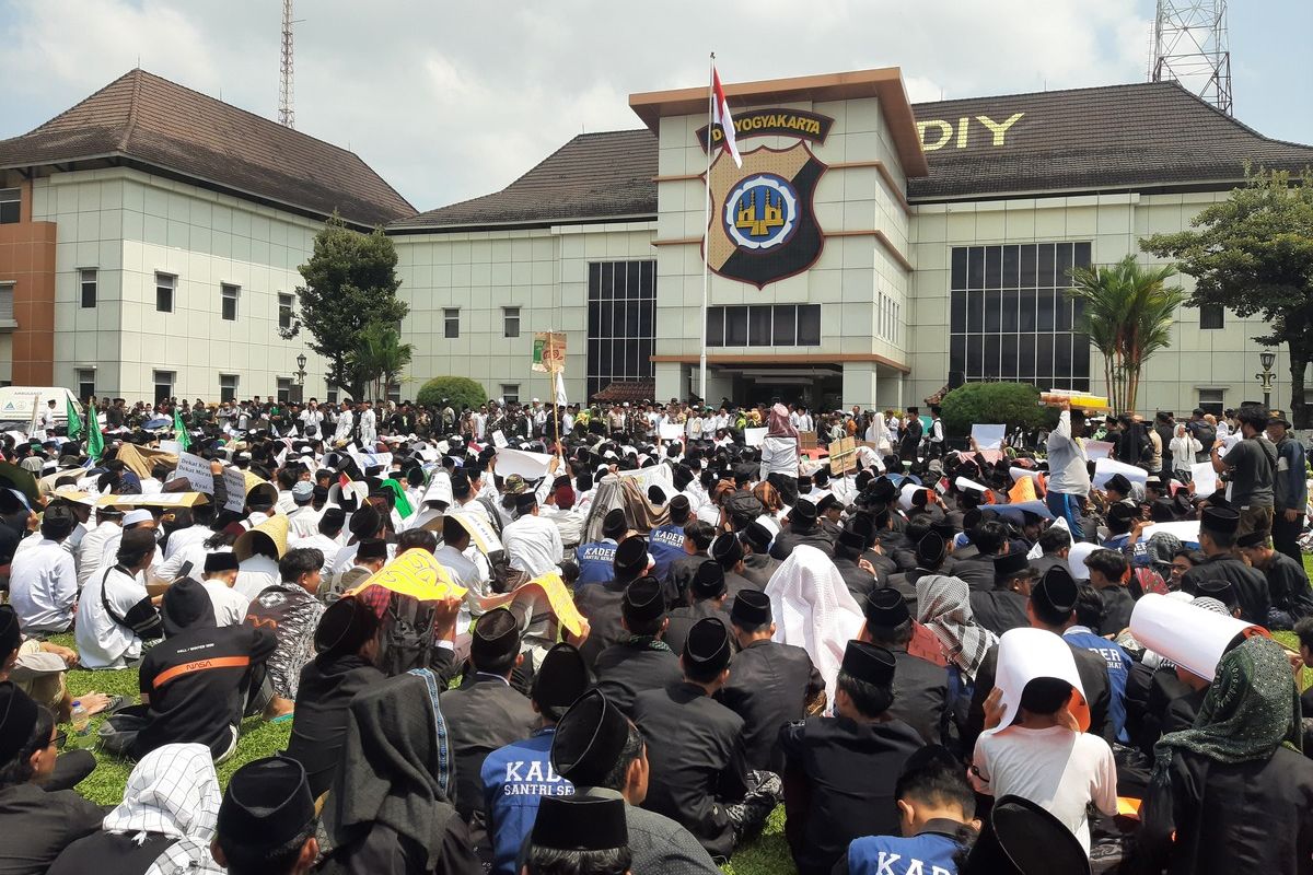 AKSI DEMO: Para santri dari berbagai Pondok Pesantren di DIY saat mengelar aksi di Mapolda DIY menuntut pengusutan tuntas peristiwa penganiayaan santri di Brontokusuman, Kota Yogyakarta, DIY, Selasa (29/10/2024).