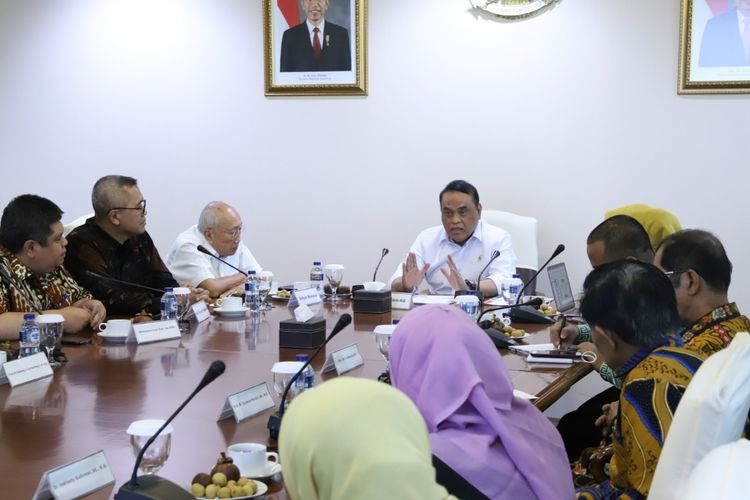 Ketua MWA Universitas Hasanuddin, Syafruddin, memimpin rapat tentang penjajakan kerja sama Unhas dengan dua universitas asing, Jumat (12/7/2019).