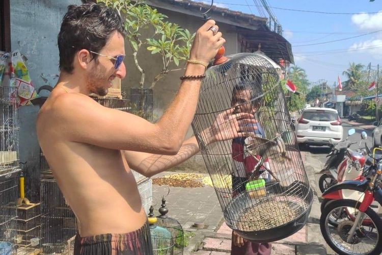 Seorang WNA di Bali membeli burung dan dilepasliarkan
