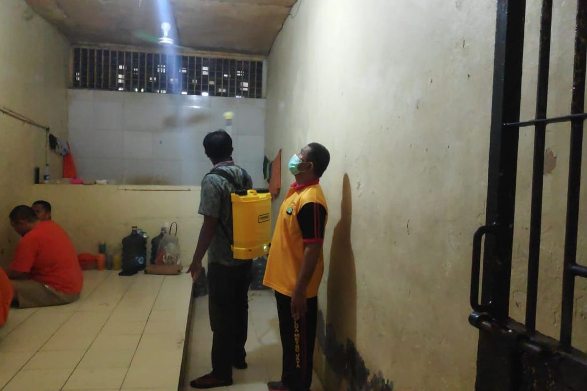 Penyemprotan disinfektan di ruang tahanan Polres Metro Jakarta Barat, Jumat (3/4/2020)