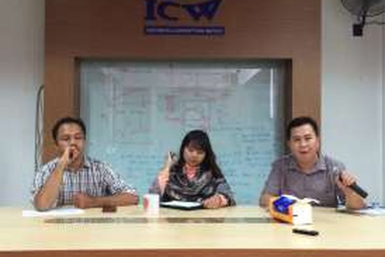 Koordinator Divisi Korupsi Politik ICW Donal Fariz, Peneliti Divisi Korupsi Politik ICW Almas Sjafrina, dan Koordinator ICW Ade Irawan dalam diskusi di Sekretariat ICW, Jakarta, Kamis (29/9/2016).