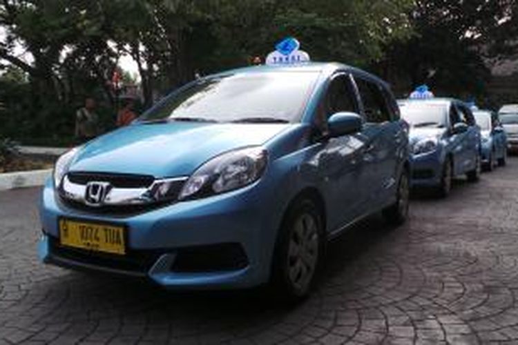 Taksi reguler jenis Multi Purpose Vehicle (MPV) Honda Mobilio yang diluncurkan PT Blue Bird Tbk. 