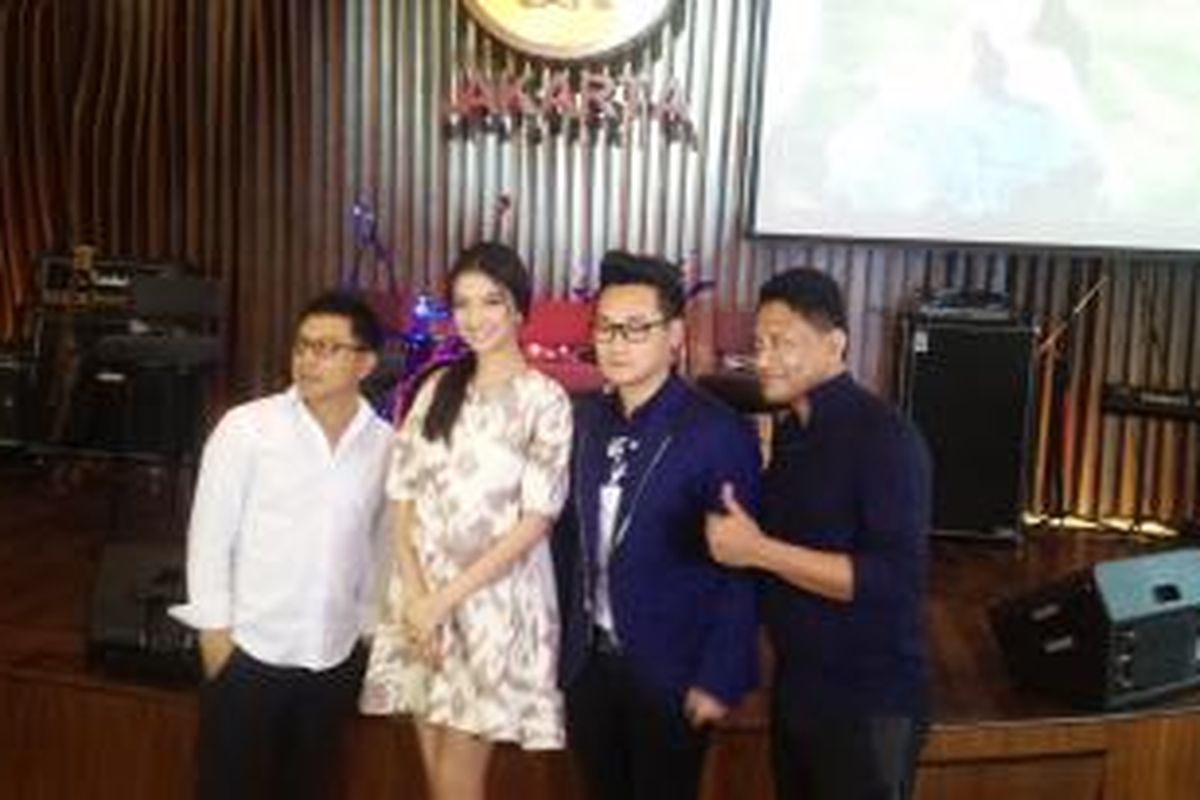 Perwakilan PT RPM, Oktaf, berpose bersama Raline Shah, Riomotret, dan Andre Hehanusa, usai peluncuran klip video single 'All About Love' di kawasan SCBD, Jakarta Selatan, Rabu (30/9/2015). Single ini merupakan lagu yang dipromosikan Andre dari album terkininya, All About Love.