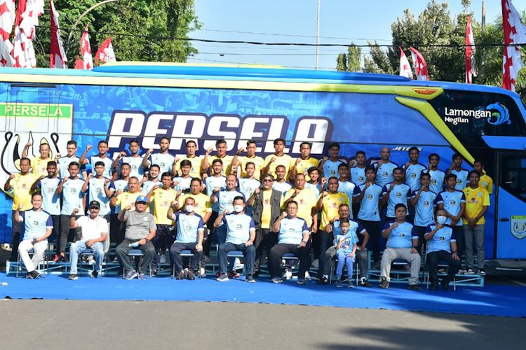 Perkenalan skuad Persela Lamongan musim 2021 dengan background armada bus baru.