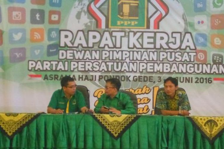 Wasekjen DPP PPP Achmad Baidowi (kiri) dan Ketua DPP PPP Qoyum Abdul Jabar (tengah) saat memberikan keterangan atas hasil Rapat Kerja DPP PPP di Asrama Haji, Jakarta, Minggu (5/6/2016).