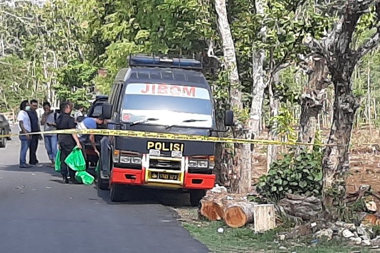 Petugas Kepolisian Mengamankan Belasan Kantong dari Rumah di Dusun Ngunut Tengah, Desa Ngunut, Kecamatan Playen, Gunungkidul