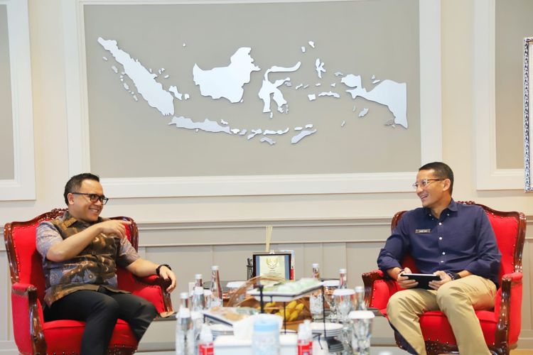 Menpan-RB Abdullah Azwar Anas bertemu Menparekraf Sandiaga Uno di Jakarta, Kamis (2/11/2023).