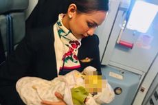 Pramugari Susui Bayi Penumpangnya di Dalam Pesawat