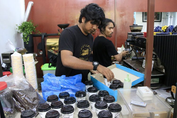 Danurfan, pengusaha Kedai Leuser Kopi di Banda Aceh mendistribusikan puluhan hingga ratusan cup kopi ke petugas medis, petugas penanganan hingga jurnalis peliput corona di RSUDZA Banda Aceh, Jumat (20/3/2020). 