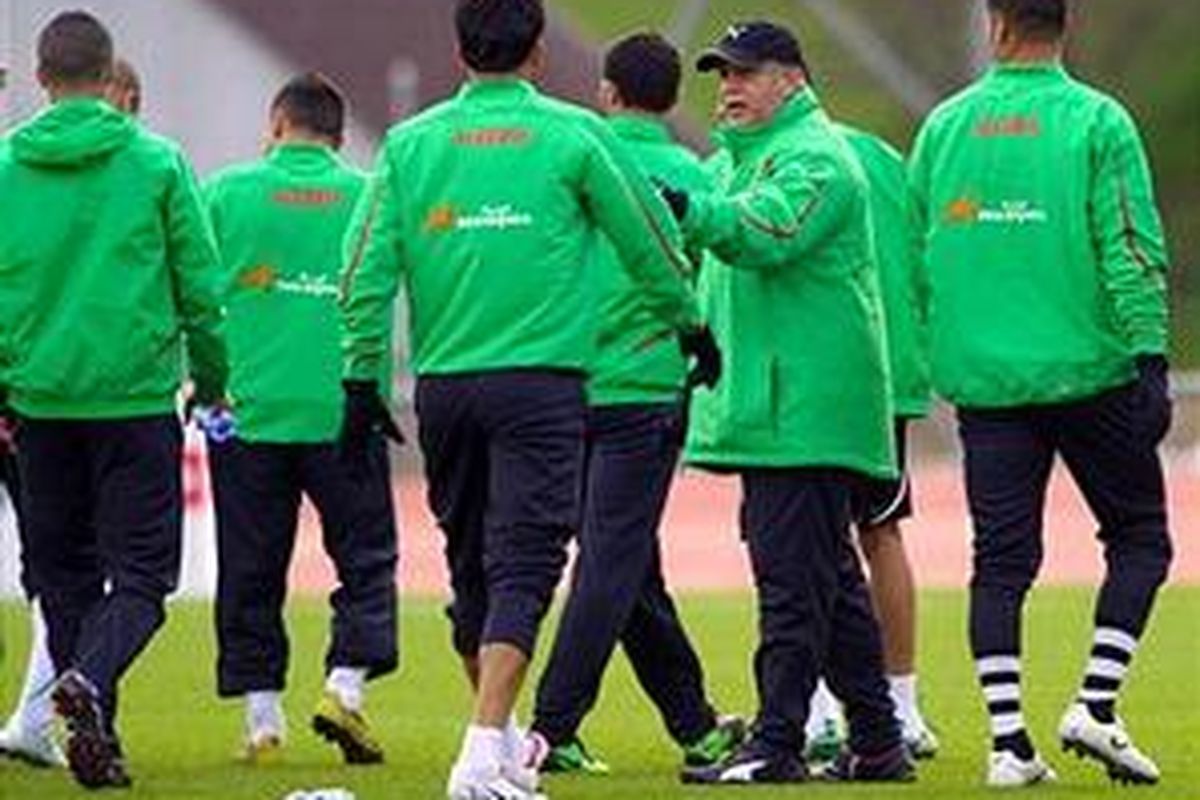 Pelatih Rabah Saadane (bertopi) sedang melatih para pemain Aljazair.