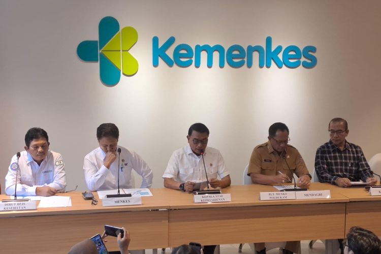 Ketua KPU Hasyim Asy'ari, KSP Moeldoko, hingga Menkes Budi Gunadi Sadikin menggelar jumpa pers di kantor Kemenkes, Jakarta, Senin (19/2/2024). 