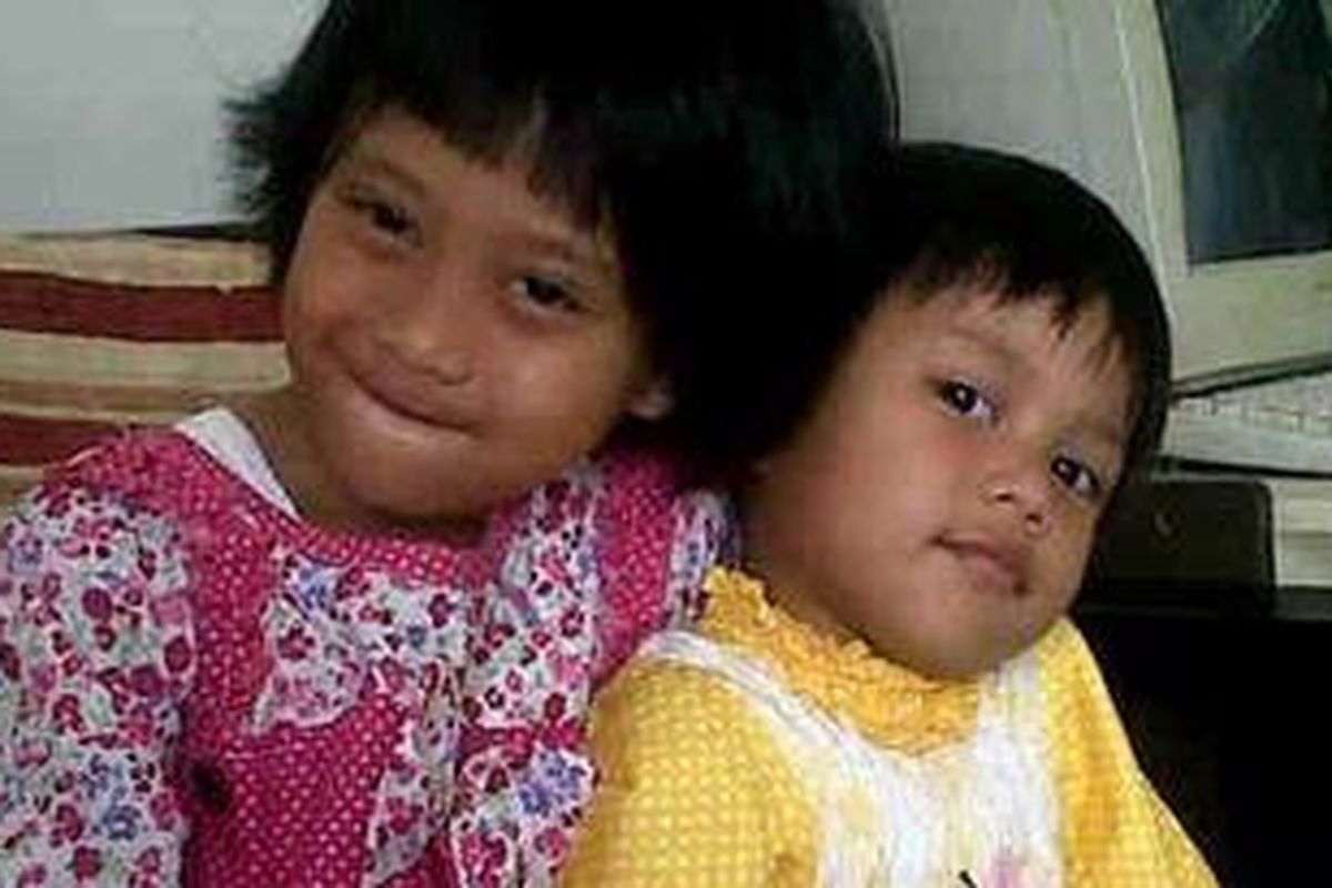 Almarhumah Ainy Yudistisia (baju kuning), bersama kakaknya Tiara Amanda (8). Bocah berusia empat tahun itu tewas setelah mengalami penyiksaan ibu tirinya.