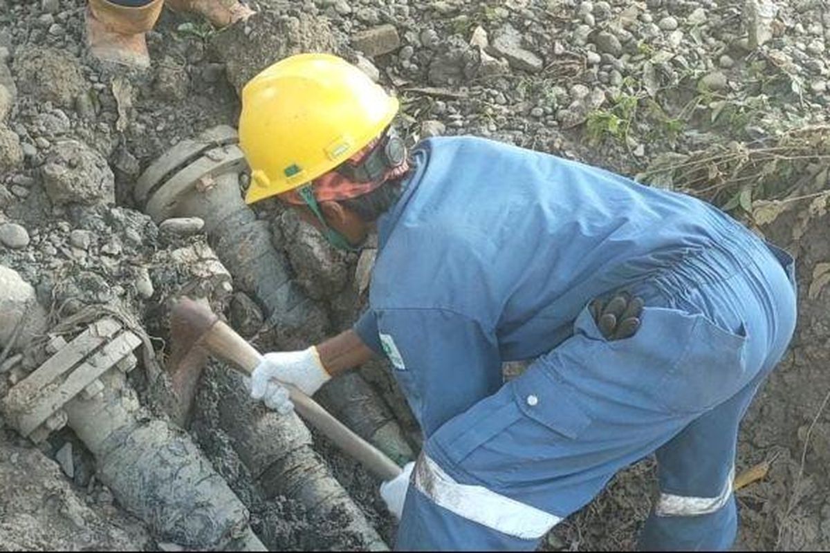 Petugas memperbaiki pipa yang mengeluarkan semburan gas dan lumpur di Desa Pagedangan, Kecamatan Tukdana, Indramayu, Jawa Barat. 
