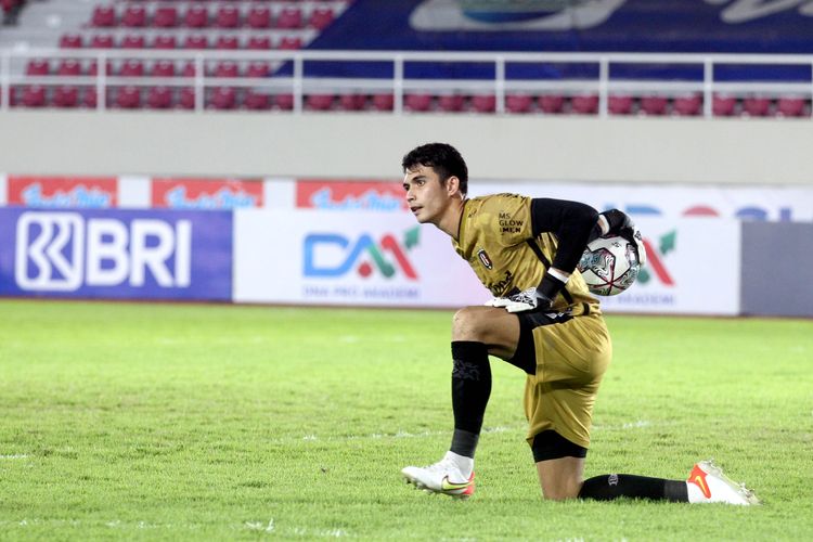 Penjaga gawang Bali United Nadeo Agrawinata pada pertandingan pekan 13 Liga 1 2021-2022 yang berakhir dengan skor 0-1 di Stadion Manahan Solo, Kamis (25/11/2021) malam.