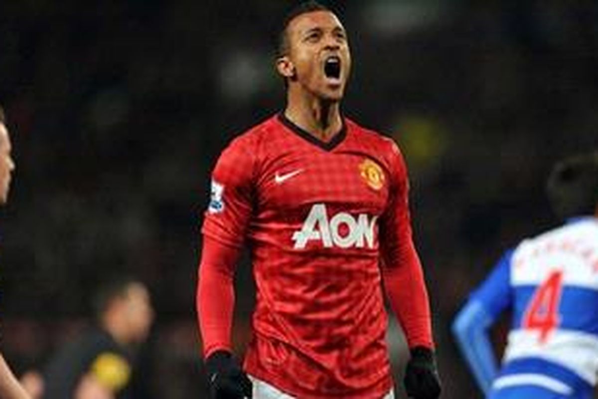 Ekspresi gelandang Manchester United, Luis Nani, saat gagal menyarangkan bola ke gawang Reading pada putaran kelima Piala FA, Senin (18/2/2013). Nani mencetak satu gol di laga tersebut dan membantu Setan Merah menang 2-1. 
