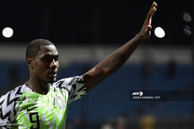 Striker asal Nigeria, Odion Ighalo, menyambut fans pada laga Piala Afrika 2019 kontra Kamerun di Stadion Alexandria, Mesir, 6 Juli 2019. Odion Ighalo dipinjam Manchester United untuk sisa musim 2019-2020.