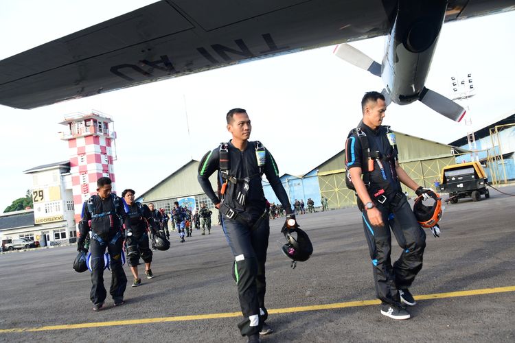 Penerjun tengah mempersiapkan diri sebelum penerjunan dilakukan. Sebanyak 50 penerjun melakukan atraksi terjun payung di Hari Ulang Tahun (HUT) Tentara Nasional Indoensia (TNI) Angkatan Udara (AU)