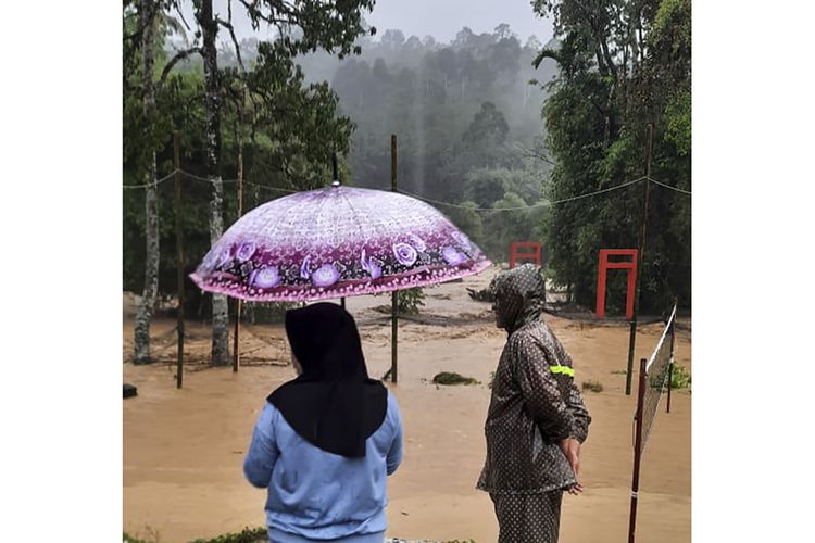 Banjir bandang yang merendam tiga desa di Kabupaten Lahat, Sumatera Selatan setelah lokasi itu diguyur hujan lebat sejak Senin (21/12/2021) kemarin.