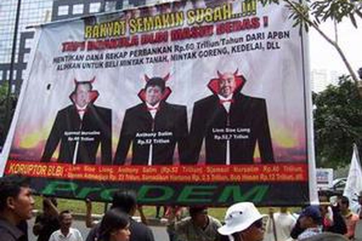 Massa Prodem melakukan aksi unjuk rasa menuntut pemerintah segera menuntaskan kasus skandal BLBI.