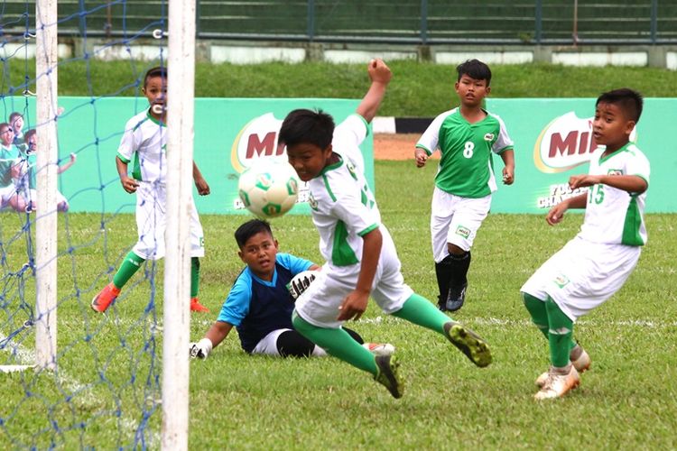 Madrasah Ibtidaiyah Negeri (MIN) 2 Margasari Kota Bandung berhasil meraih gelar juara MILO Football Championship Bandung setelah mengalahkan SDN 164 Karangpawulang Bandung dengan skor 1-0.