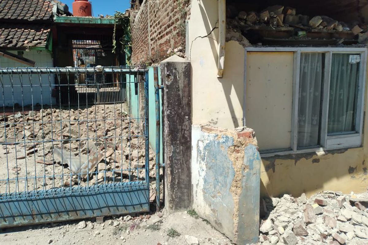 Sejumlah rumah warga rusak akibat dampak gempa Bandung hari ini.