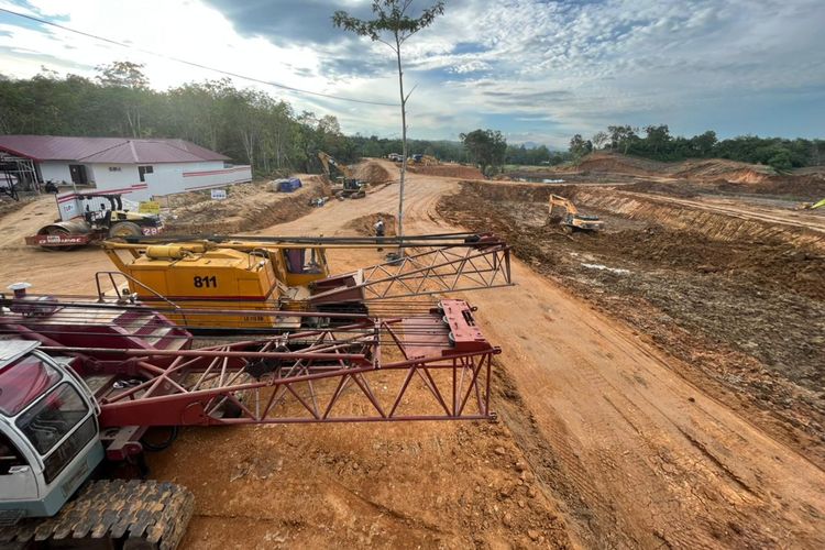 Situasi proyek Intake Sungai Sepaku di Desa Sukaraja, Kecamatan Sepaku, Kabupaten Penajam Paser Utara, Kalimantan Timur pada Senin (23/5/2022). Proyek itu direncanakan sebagai salah satu pemasok air baku bagi Ibu Kota Nusantara.