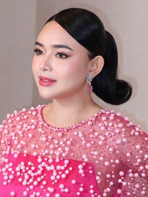 Hamil 4 bulan, Amanda tampil memukau pamer baby bump serba pink di Gala Premiere film CAPER. Intip detailnya.
