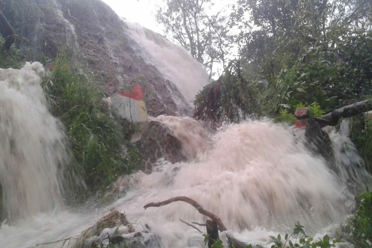 Luapan air saat banjir di Parungkuda, Sukabumi, Jawa Barat, Senin (6/4/2020).