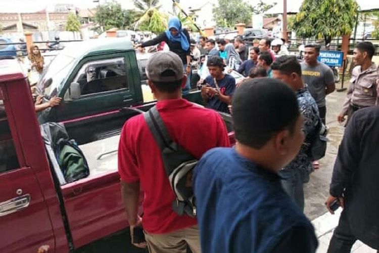 Polisi memperlihatkan mobil yang sudah dimodifikasi untuk membeli bahan bakar minyak jenis premium bersubsidi di SPBU lalu dijual secara ecerah di Mapolsek Banda Sakti, Kota Lhokseumawe, Jumat (18/1/2018). 