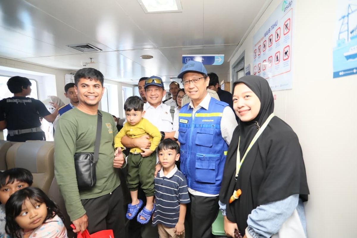 Menteri Dalam Negeri (Mendagri) Muhammad Tito Karnavian bersama beberapa menteri meninjau langsung kesiapan arus mudik Lebaran 2026 di Pelabuhan Merak, Kota Cilegon, Banten, Jumat (13/3/2026).