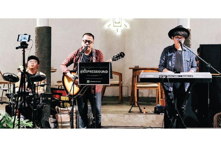 Kopitagram Centang Biru Ampera menyediakan live music kekinian. 