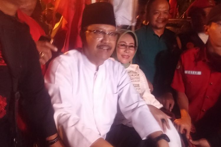 Gus Ipul-Puti naik becak menuju kantor KPU Jatim, Rabu (10/1/2018).