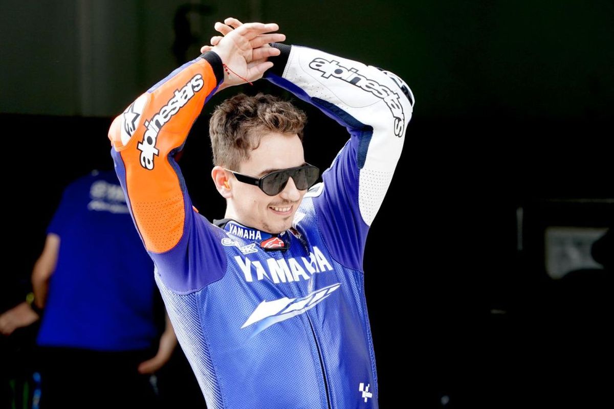 Jorge Lorenzo bersiap dengan seragam balap sebelum menjajal Sirkuit Sepang sebagai test rider Yamaha pada Jumat (7/2/2020).