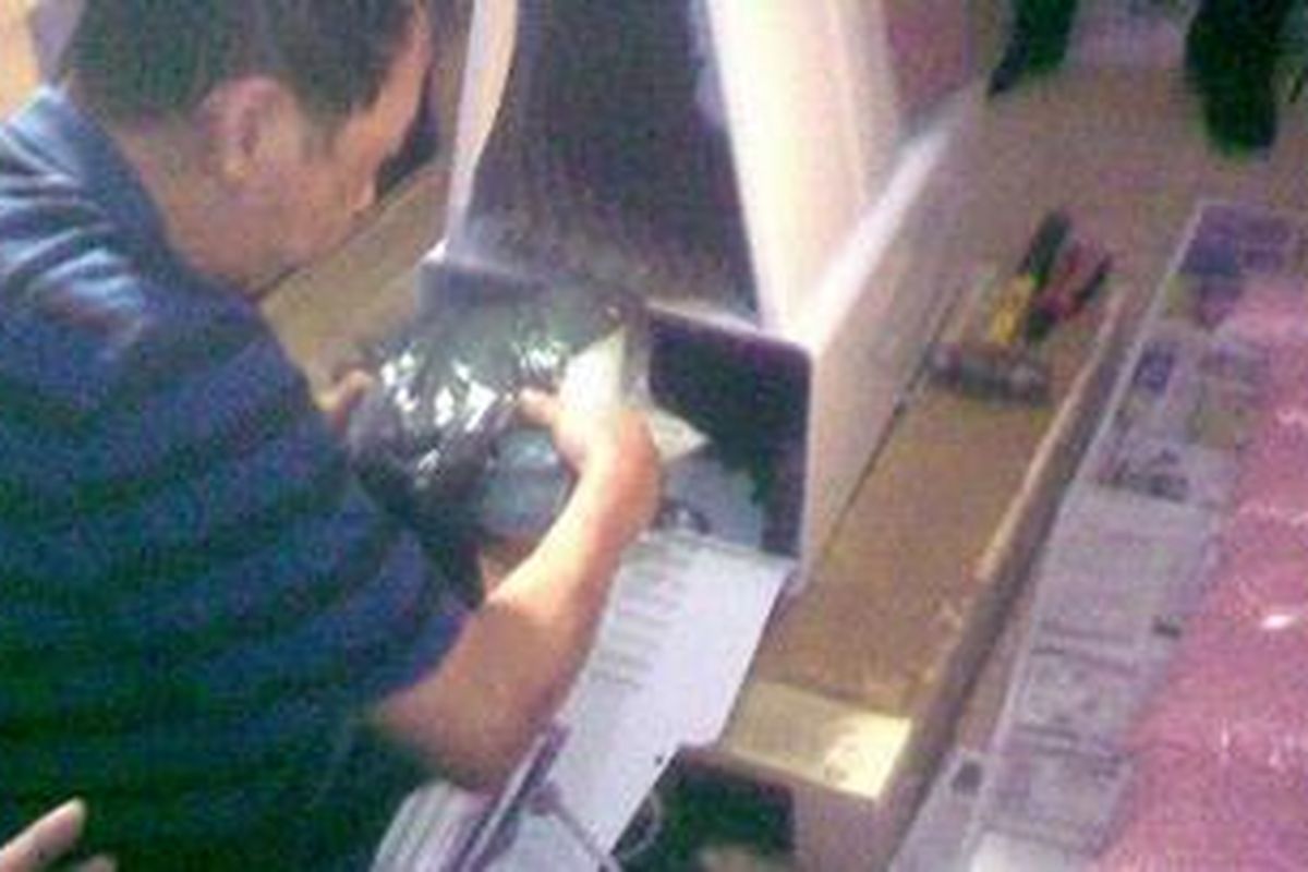 Seorang bandar Narkoba ditangkap di kompleks perumahan mewah Sentul City, Bogor. Dari tersangka, Badan Narkotika Nasional (BNN) mengamankan 250.000 butir ekstasi senilai Rp 7,5 miliar.