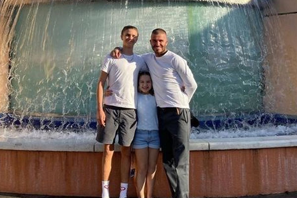 David Beckham memamerkan gaya potongan sweet buzz  bersama putranya Romeo (17), dan anak perempuannya Harper (8) di Universal Studio, Hollywood, Amerika Serikat.