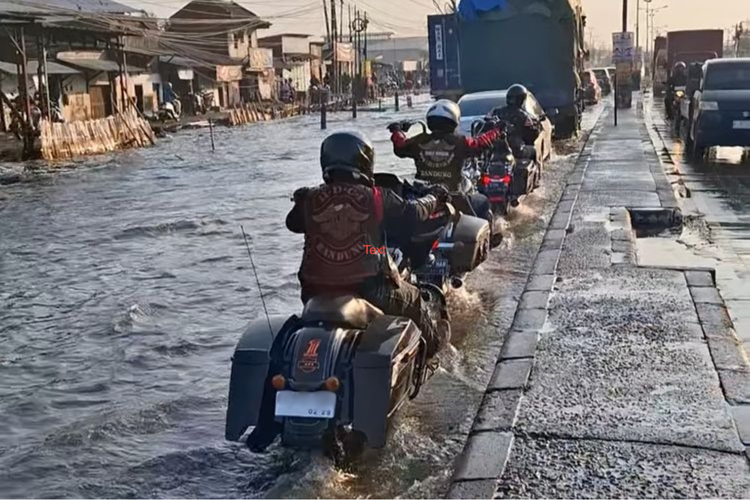 Bidik layar video rombongan Harley Davidson terjang banjir rob Sayung, Kabupaten Demak.